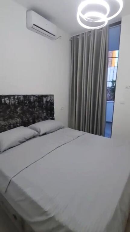 🏢Al Viale Zogu I, dopo il Ministero della Giustizia, si affitta appartamento 1+1 arredato, 650 Euro