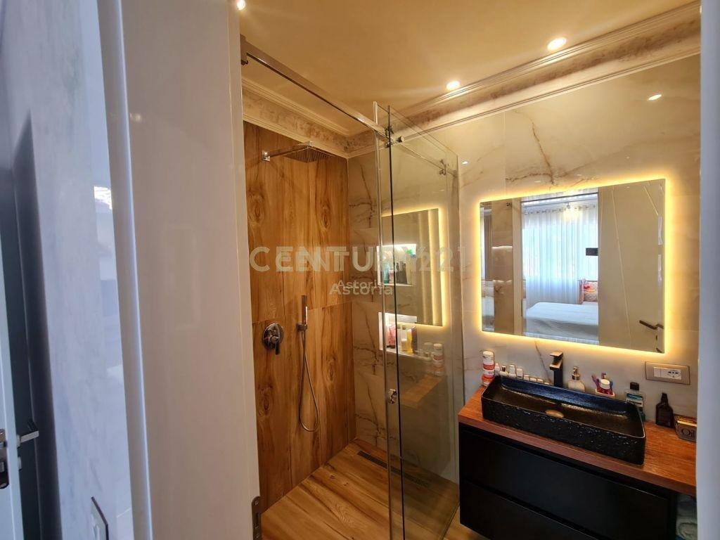 Si offre in vendita un appartamento moderno e ristrutturato in una delle zone più tranquille e preferite di Tirana, in via Ali Visha.