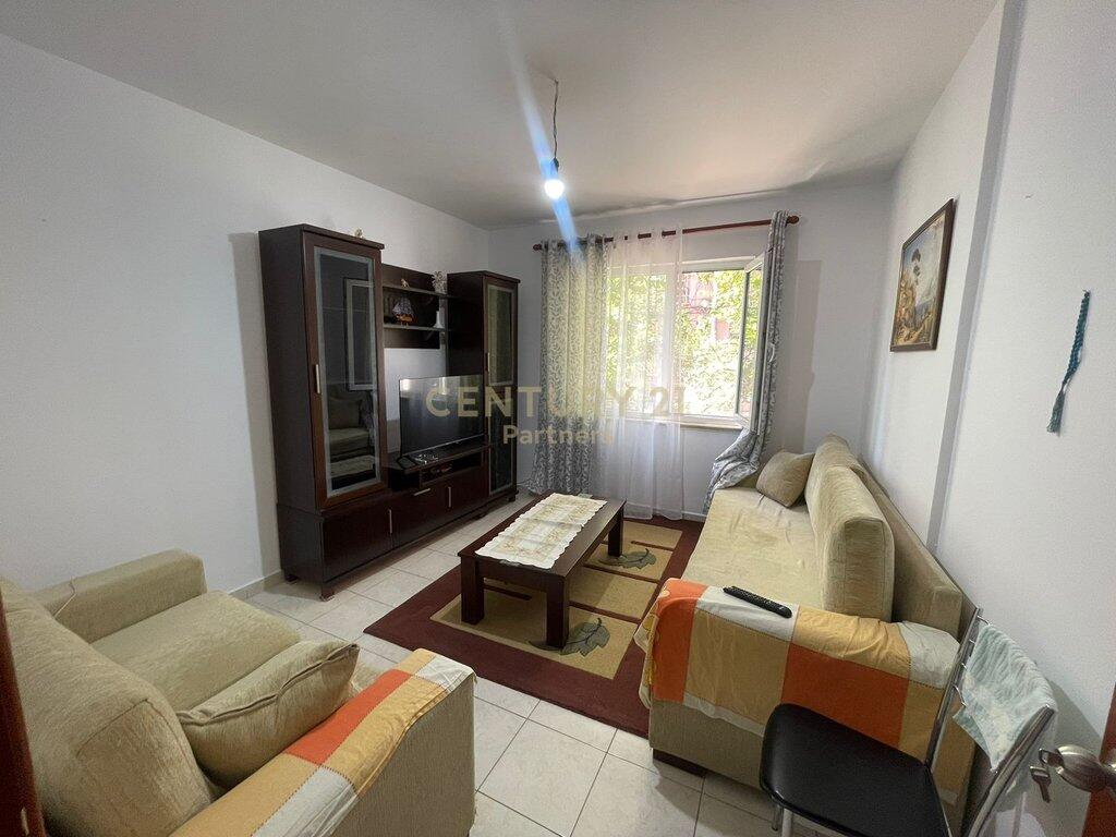 🏢 Shitet / Jepet me Qira Apartament në Bllokun Gintash, Kati i Parë