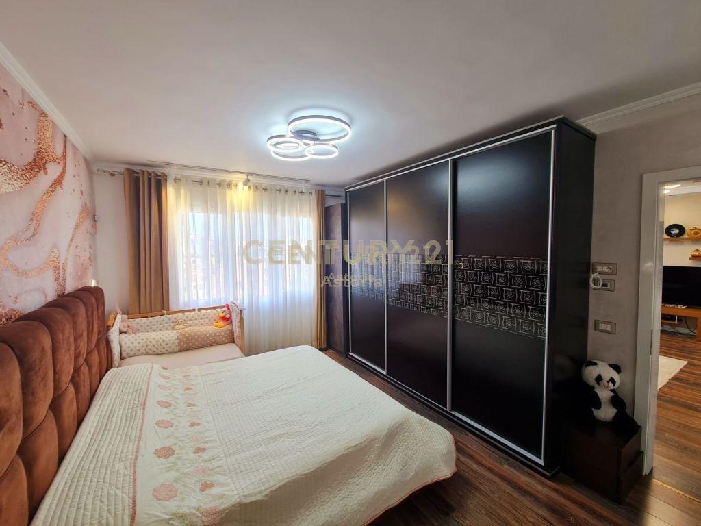 Si offre in vendita un appartamento moderno e ristrutturato in una delle zone più tranquille e preferite di Tirana, in via Ali Visha.