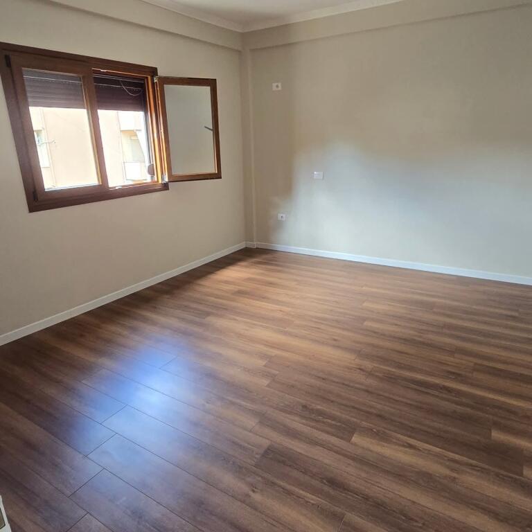 Kompleksi Dinamo Jepet Apartament 2+1 Me Qera Bosh
