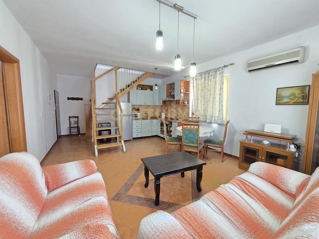 Jepet me qira dubleks në zonën e Komunës së Parisit, pas Qendrës Kristal