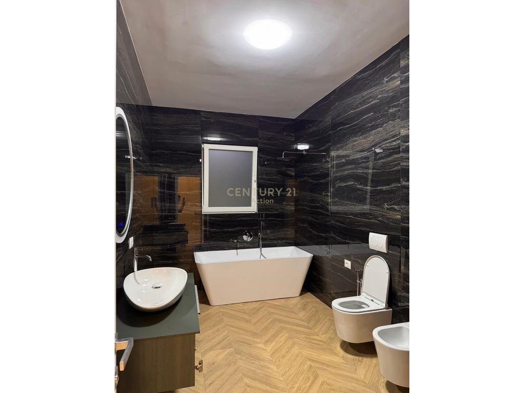 For rent the first floor of a luxury villa near the school “Rreze Drite”, Sauk.