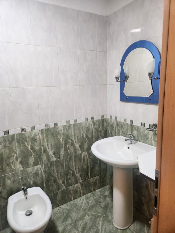 Affittasi appartamento 2+1+2+parcheggio in via Kavajes, bar xhaki
