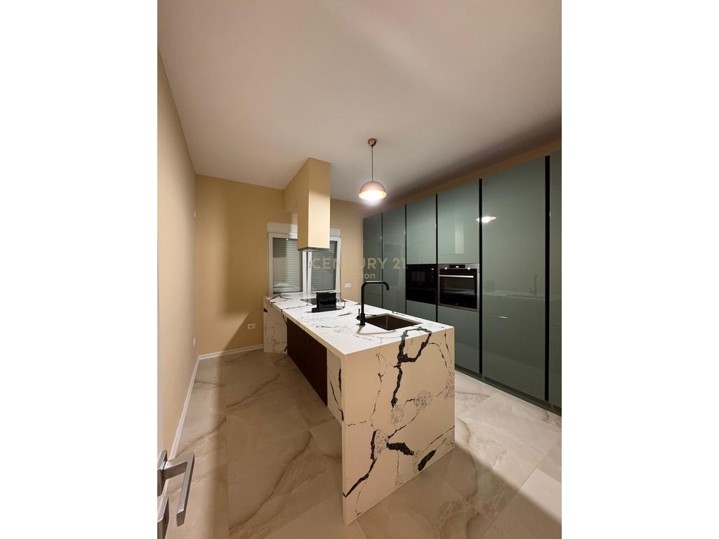 For rent the first floor of a luxury villa near the school “Rreze Drite”, Sauk.