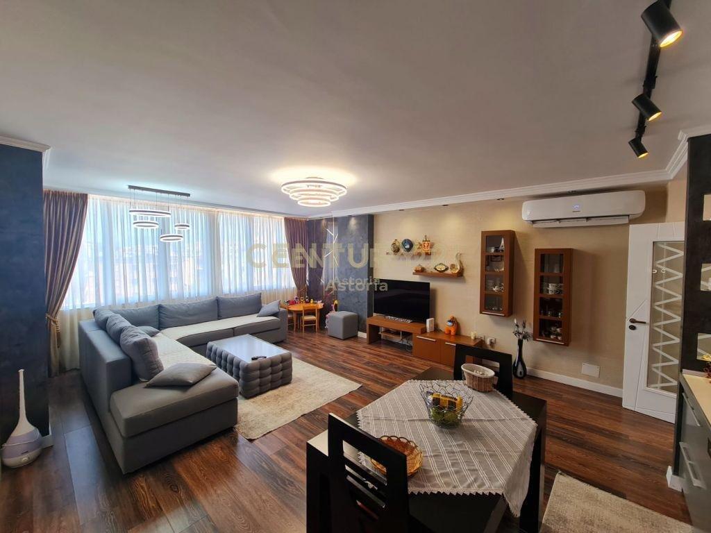 Si offre in vendita un appartamento moderno e ristrutturato in una delle zone più tranquille e preferite di Tirana, in via Ali Visha.