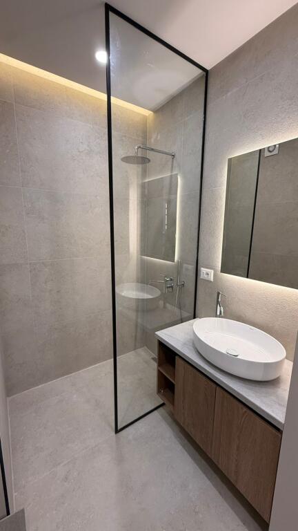 Shitet Super Apartament 2+1 i sapo arreduar te 21 dhjetori