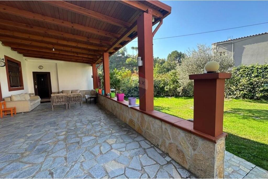 First floor of a villa for rent, Shkoze. !