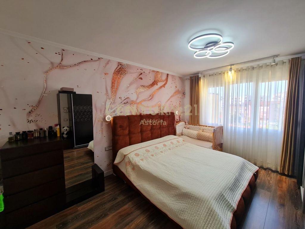 Si offre in vendita un appartamento moderno e ristrutturato in una delle zone più tranquille e preferite di Tirana, in via Ali Visha.
