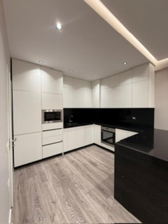 Jepet 1+1 lluksoz ne Astir me qera 600€