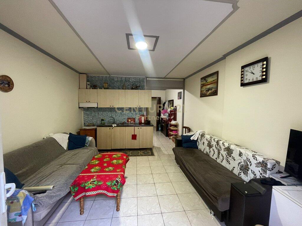 🏢 Shitet / Jepet me Qira Apartament në Bllokun Gintash, Kati i Parë