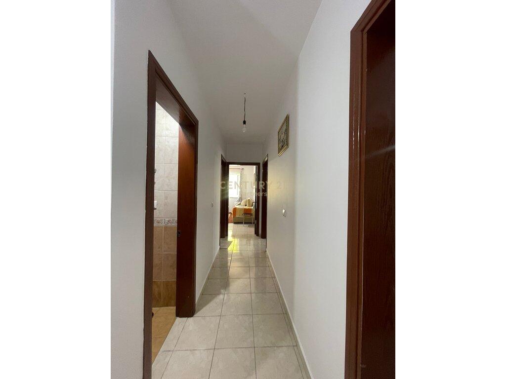 🏢 Shitet / Jepet me Qira Apartament në Bllokun Gintash, Kati i Parë