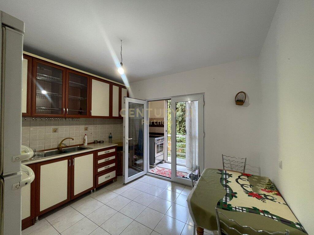 🏢 Shitet / Jepet me Qira Apartament në Bllokun Gintash, Kati i Parë