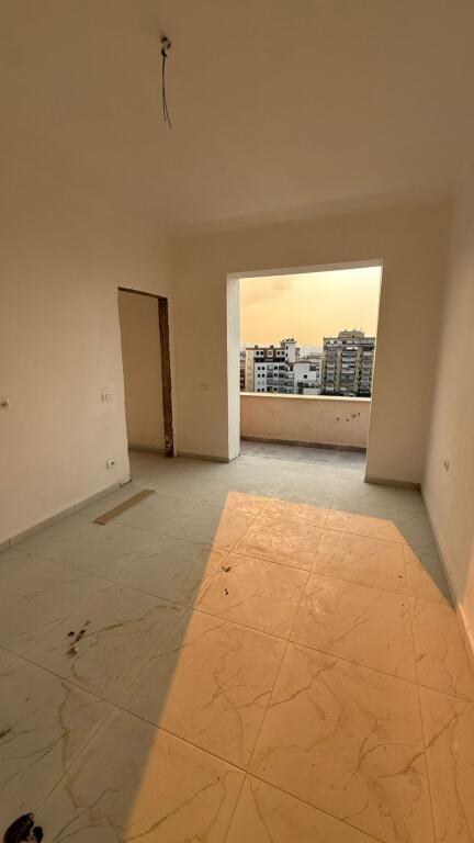 Shitet Apartament 1+1 në Qendër të Tiranës – Rruga e Kavajës, mbrapa Xhamisë Dine Hoxha