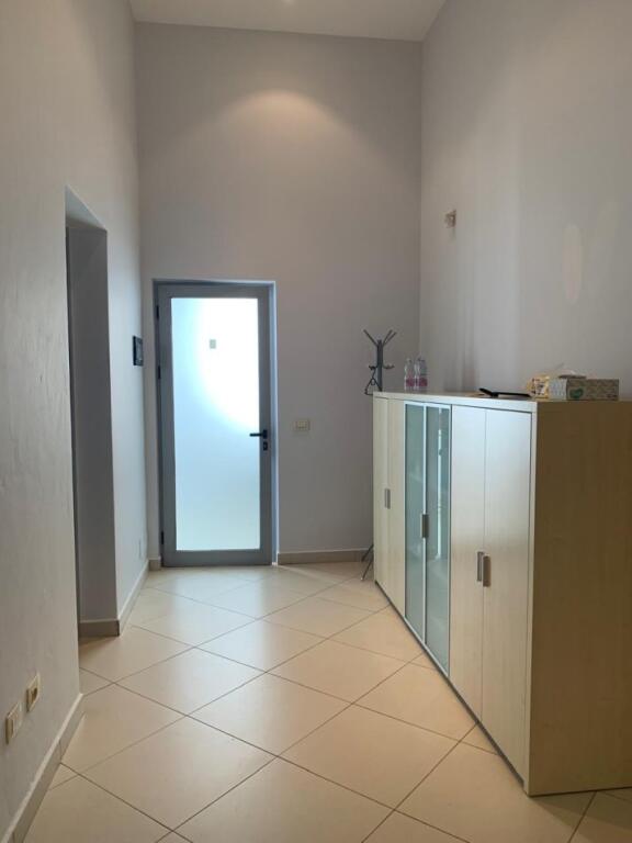 Business premises for rent at Dibres street