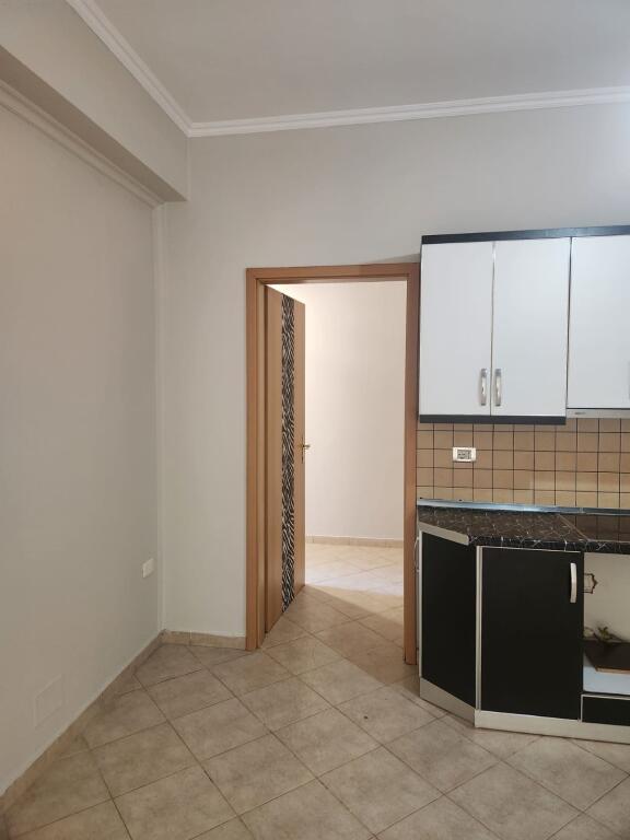 Affittasi appartamento 2+1+2+parcheggio in via Kavajes, bar xhaki