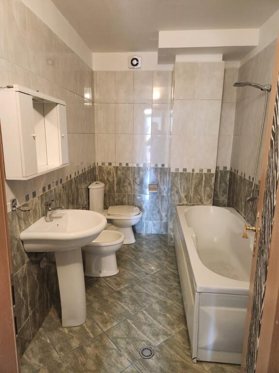 Affittasi appartamento 2+1+2+parcheggio in via Kavajes, bar xhaki