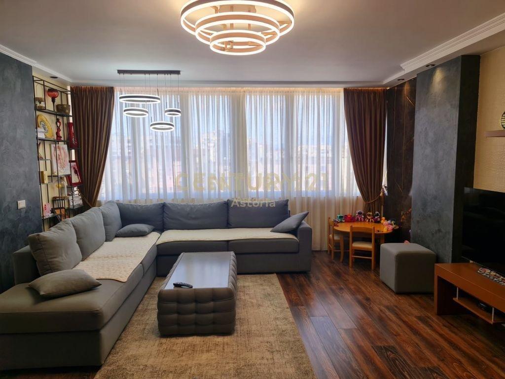 Si offre in vendita un appartamento moderno e ristrutturato in una delle zone più tranquille e preferite di Tirana, in via Ali Visha.