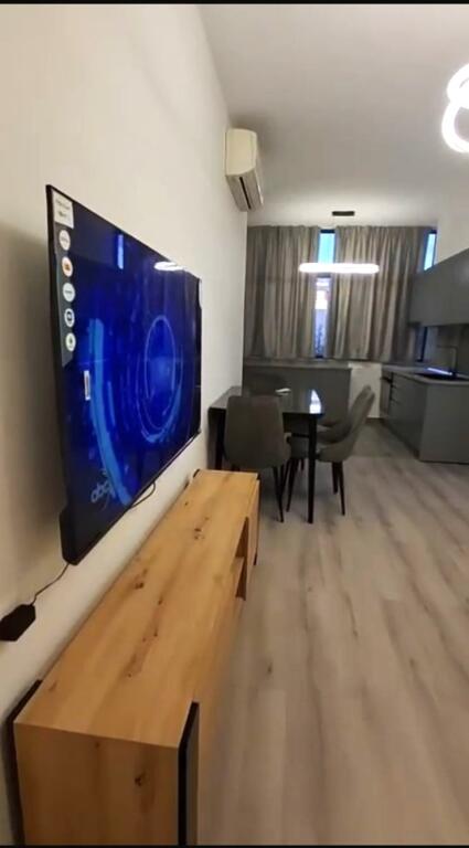 🏢Al Viale Zogu I, dopo il Ministero della Giustizia, si affitta appartamento 1+1 arredato, 650 Euro