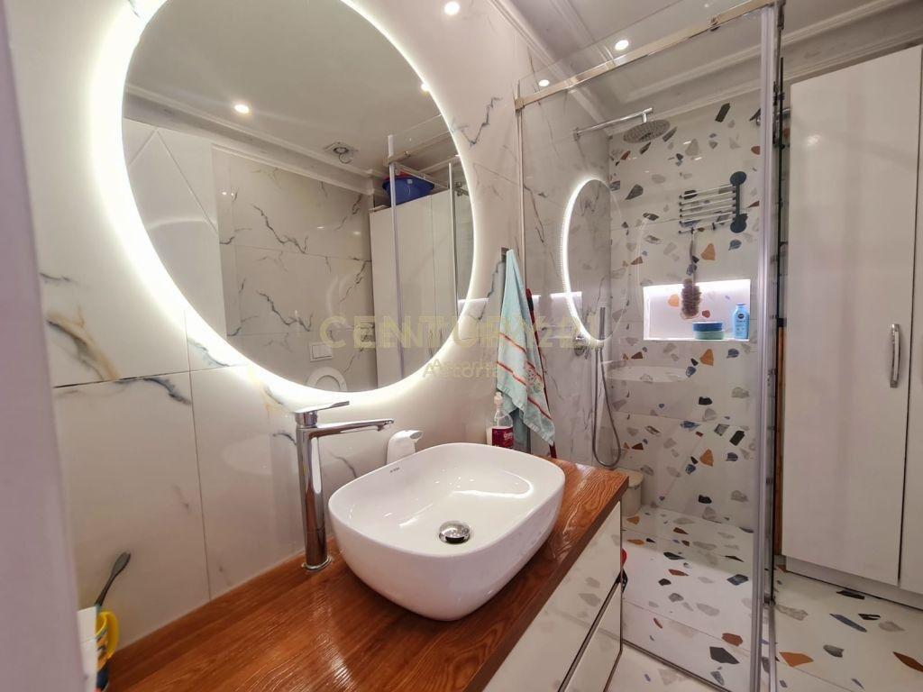 Si offre in vendita un appartamento moderno e ristrutturato in una delle zone più tranquille e preferite di Tirana, in via Ali Visha.