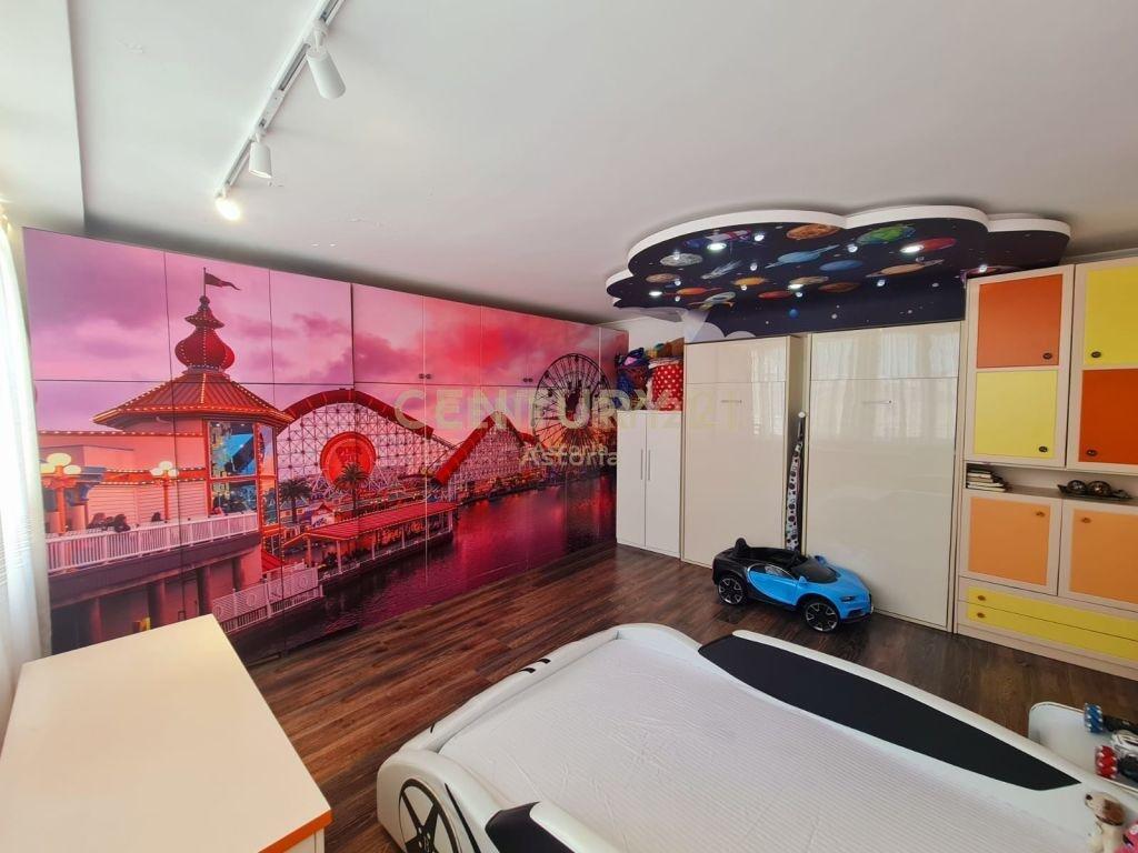 Si offre in vendita un appartamento moderno e ristrutturato in una delle zone più tranquille e preferite di Tirana, in via Ali Visha.