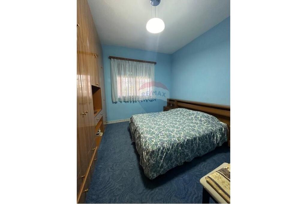 Apartament Kati 1 i Nje vile  2+1+2 Tualtete. Hyrja disponon verande dhe parkim. Shoze 5 Minuta nga Teg