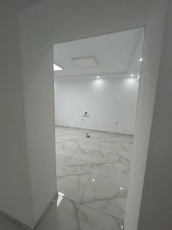 ZYRE ME QERA 55M2 RRUGA DIBRES 700 EURO