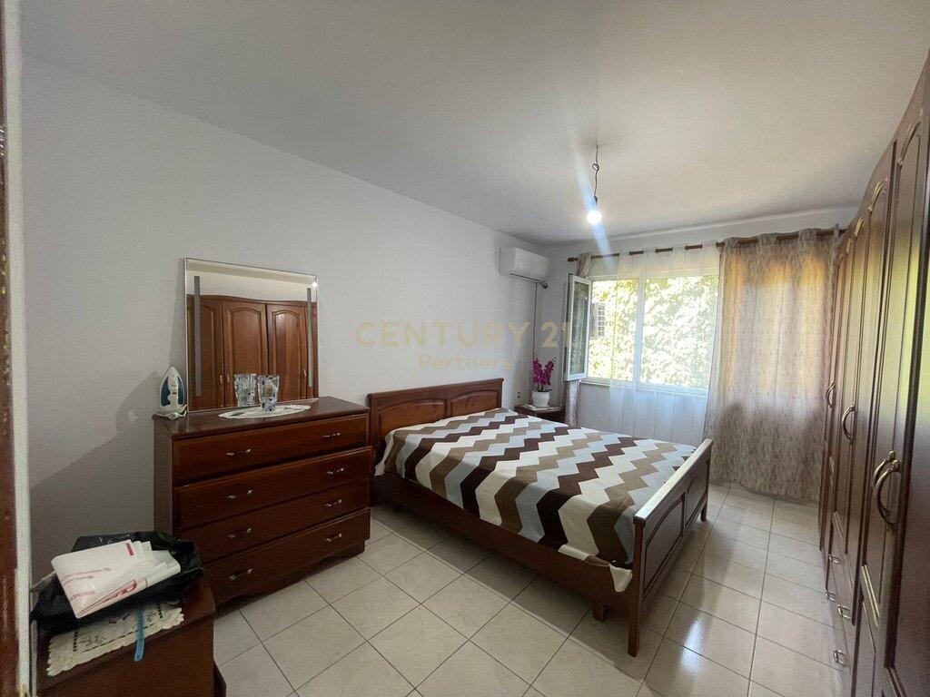 🏢 Shitet / Jepet me Qira Apartament në Bllokun Gintash, Kati i Parë