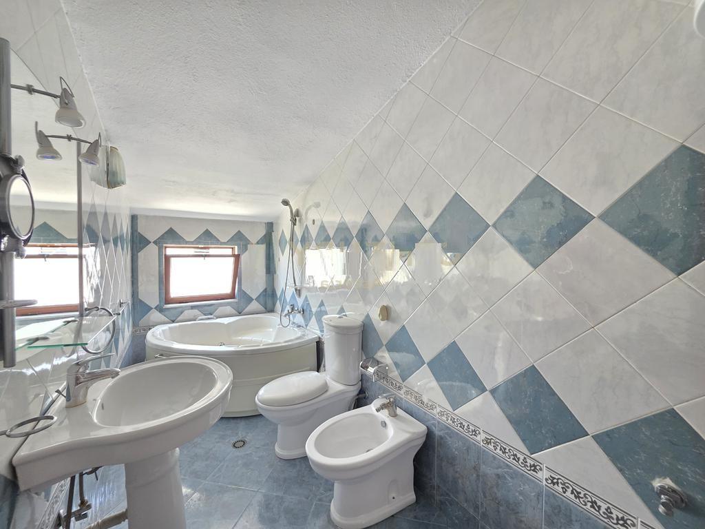 Duplex me qera afer Kristalit