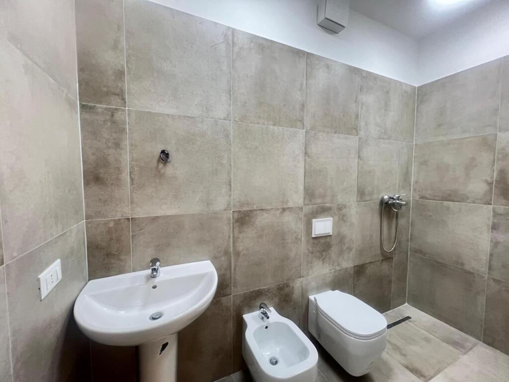Office for rent Paris Commune in Tirana
