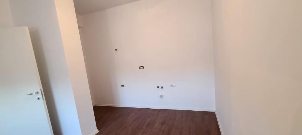 Ambiente 2+1+2 Uffici vicino al Nuovo Mercato.