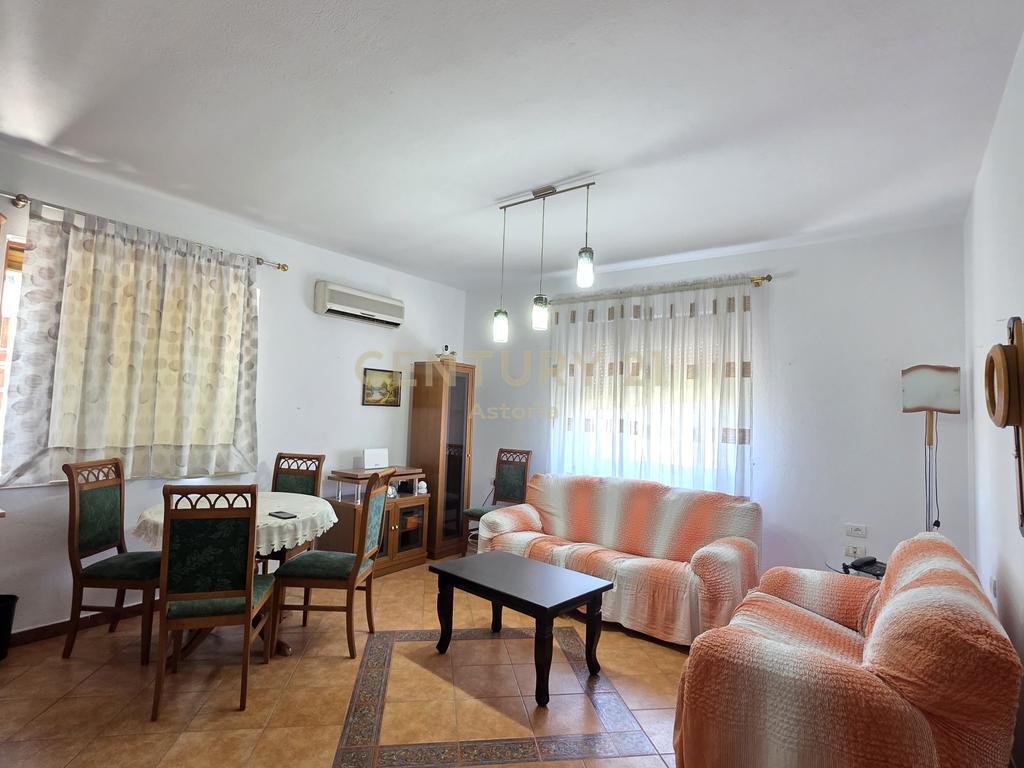 Jepet me qira dubleks në zonën e Komunës së Parisit, pas Qendrës Kristal