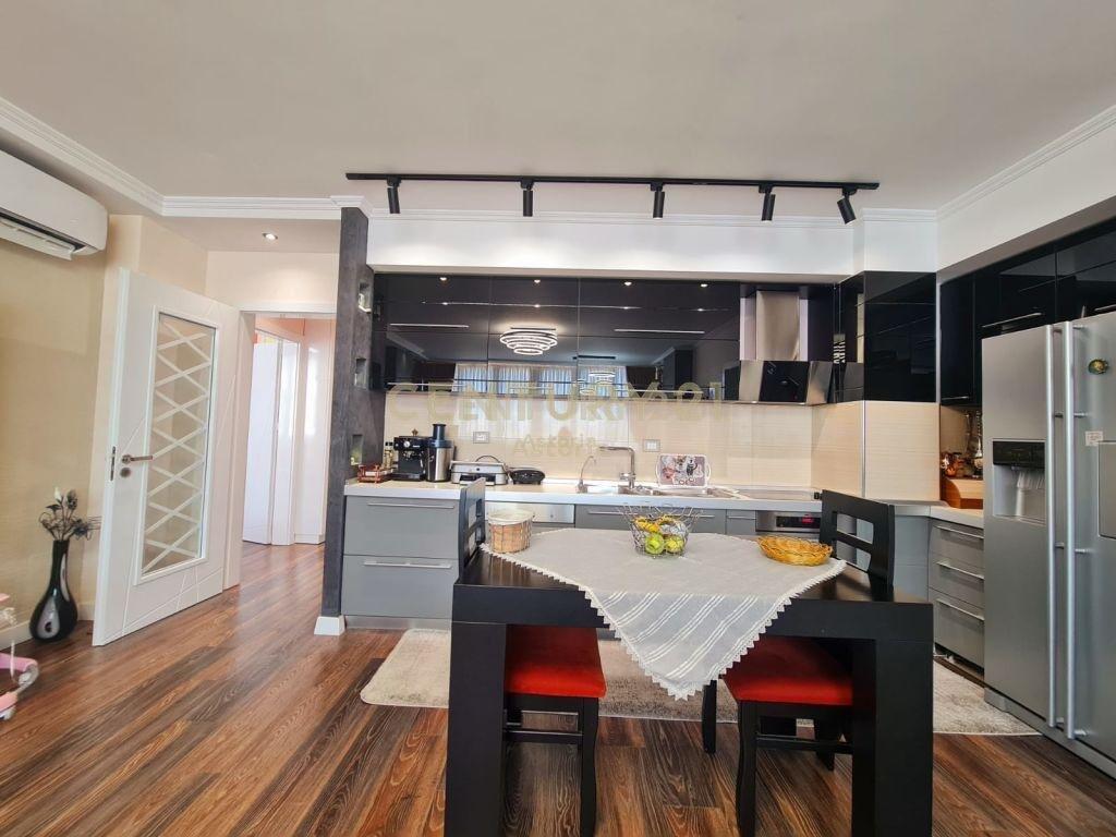 Si offre in vendita un appartamento moderno e ristrutturato in una delle zone più tranquille e preferite di Tirana, in via Ali Visha.