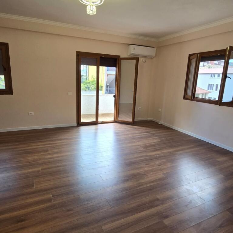 Kompleksi Dinamo Jepet Apartament 2+1 Me Qera Bosh