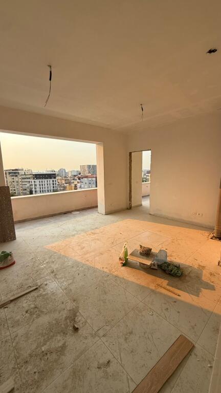 Shitet Apartament 1+1 në Qendër të Tiranës – Rruga e Kavajës, mbrapa Xhamisë Dine Hoxha