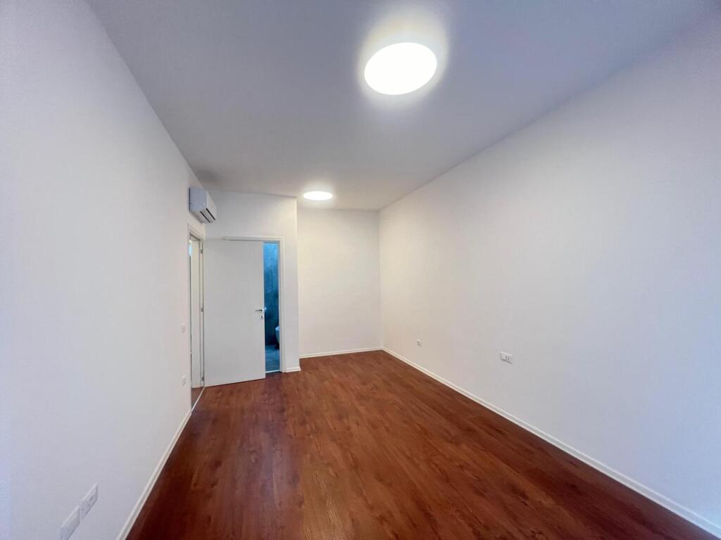 Office for rent Paris Commune in Tirana