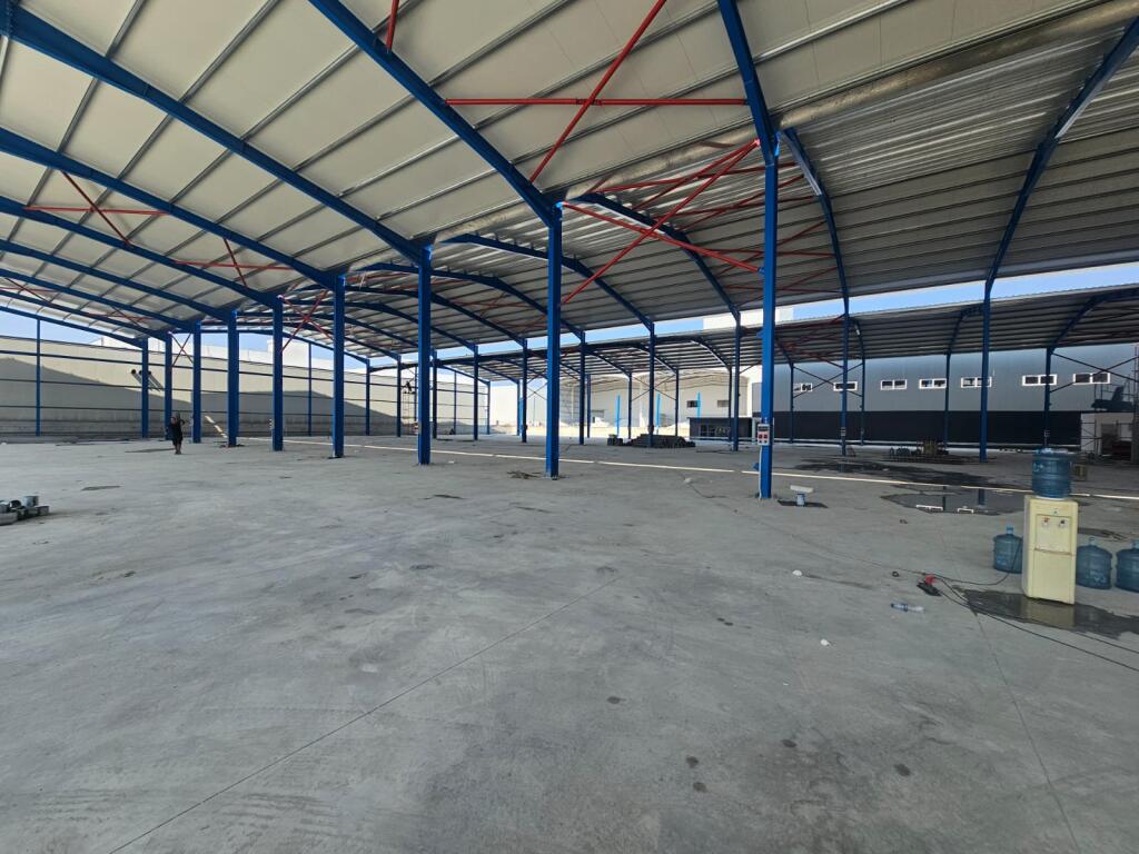 AFFITTASI 2 CAPANNONI SULL'AUTOSTRADA TIRANA - DURRËS