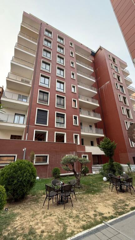 Shitet Apartament 1+1 në Qendër të Tiranës – Rruga e Kavajës, mbrapa Xhamisë Dine Hoxha