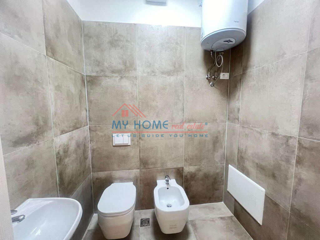 Zyre me qera Komuna e Parisit ne Tirane