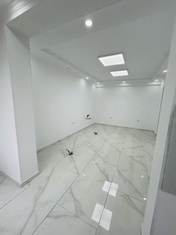 ZYRE ME QERA 55M2 RRUGA DIBRES 700 EURO