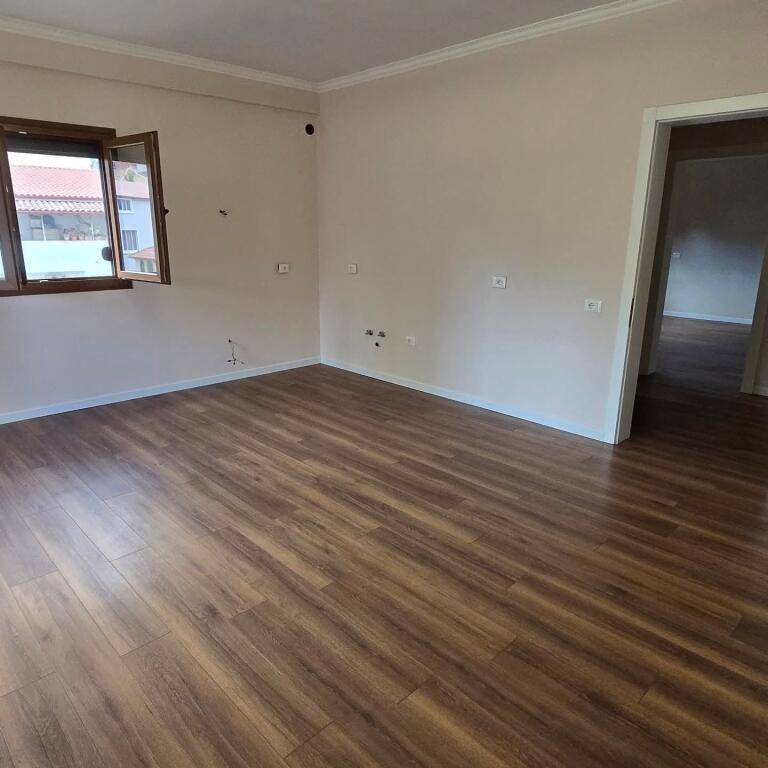 Kompleksi Dinamo Jepet Apartament 2+1 Me Qera Bosh