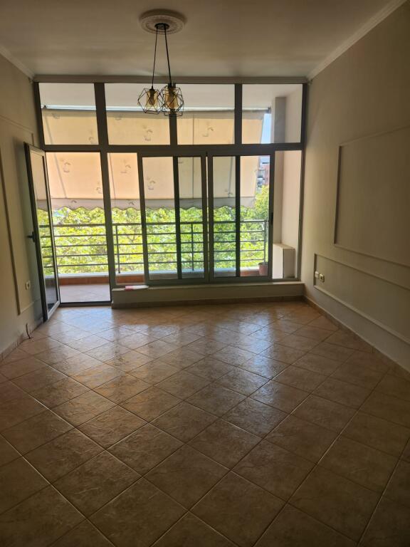 Affittasi appartamento 2+1+2+parcheggio in via Kavajes, bar xhaki