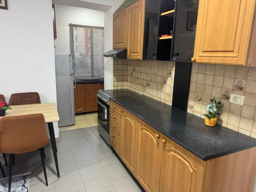 Pak minuta larg Shkolles Kuqe,Rr.Dervish Hekali,jepet me qera apartament 1+1,i mobiluar. 50,000Leke