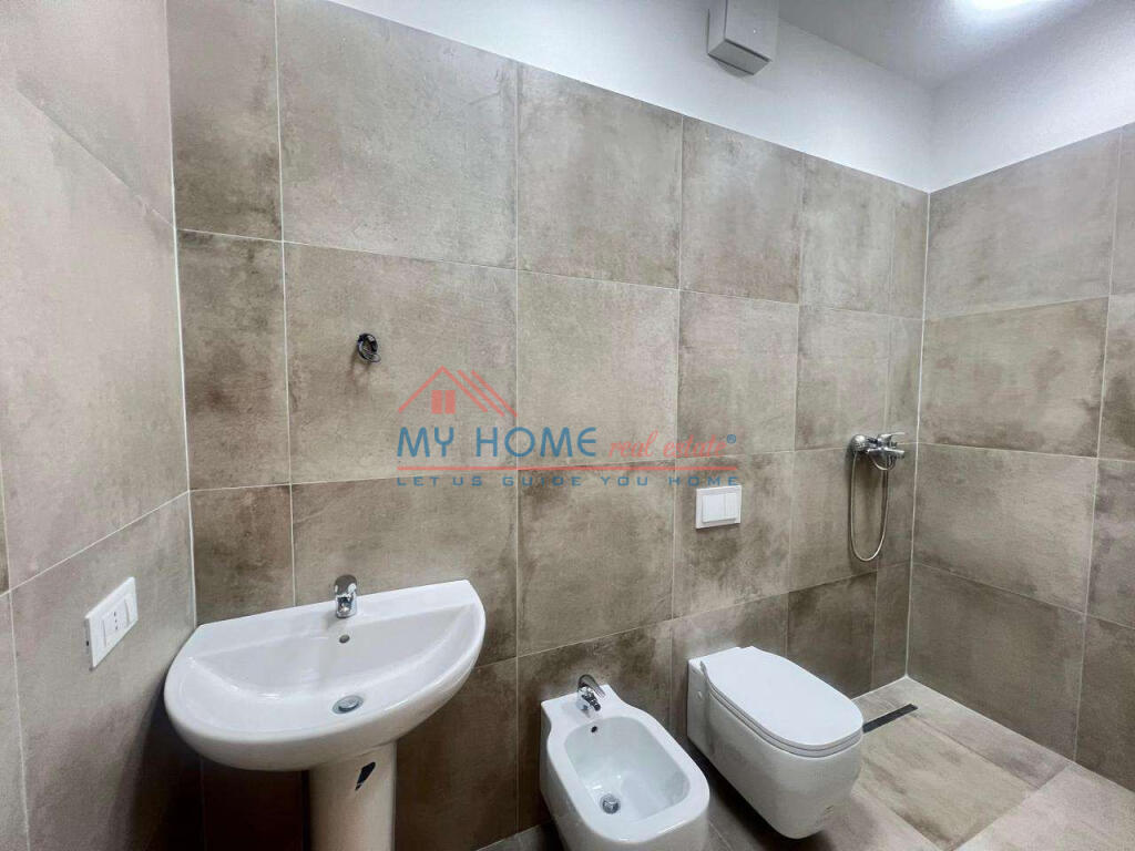Zyre me qera Komuna e Parisit ne Tirane
