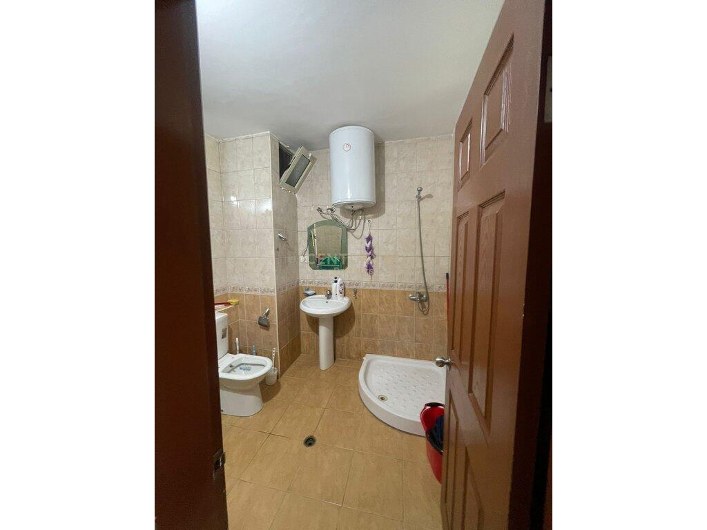 🏢 Shitet / Jepet me Qira Apartament në Bllokun Gintash, Kati i Parë