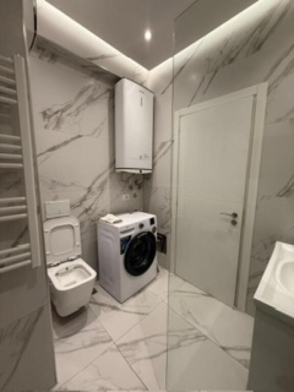 Jepet 1+1 lluksoz ne Astir me qera 600€