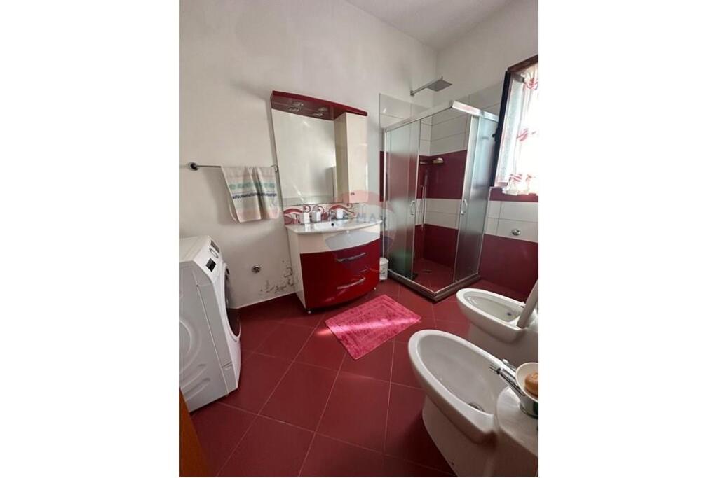 Apartament Kati 1 i Nje vile  2+1+2 Tualtete. Hyrja disponon verande dhe parkim. Shoze 5 Minuta nga Teg