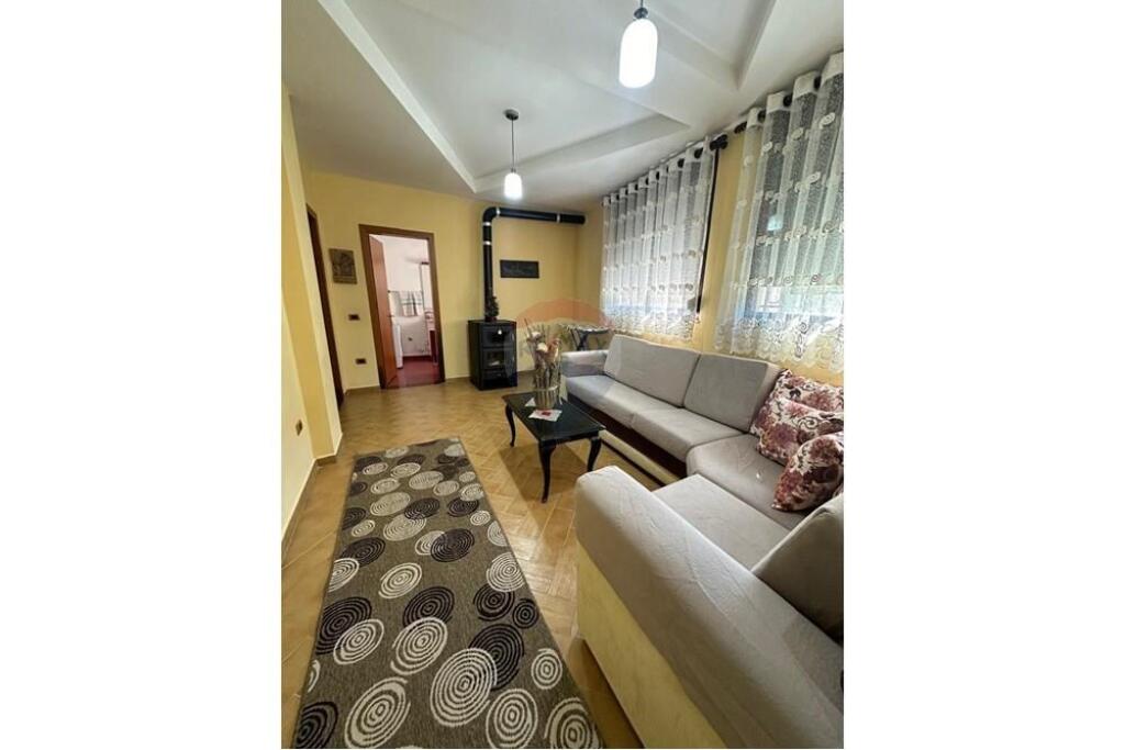 For rent the 2nd floor of a villa in Shkoze.