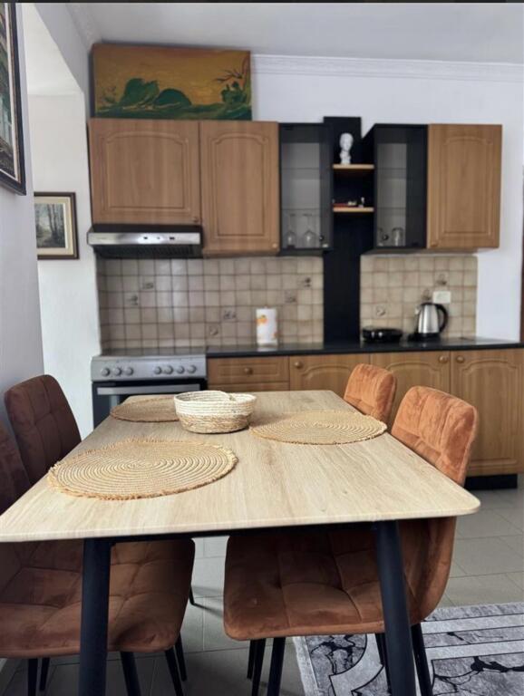 Pak minuta larg Shkolles Kuqe,Rr.Dervish Hekali,jepet me qera apartament 1+1,i mobiluar. 50,000Leke