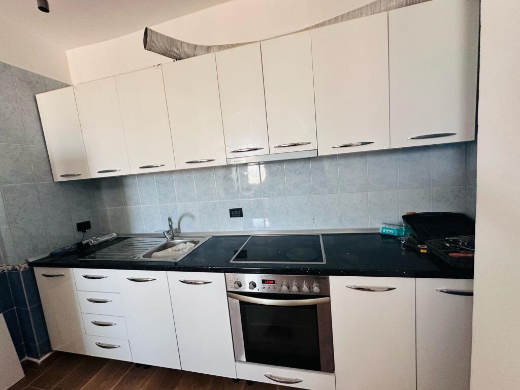 Jepet me qera apartament 2+1 me ballkon te Rruga e Kavajes tek Nela